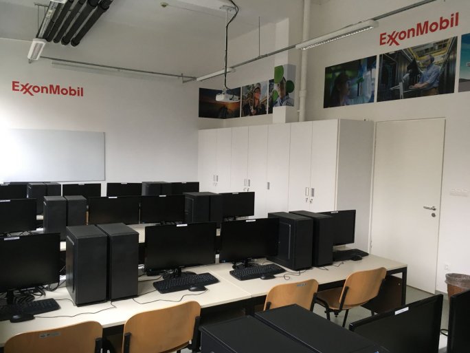 Brand new, state-of-the-art #computer lab at the Faculty of Engineering and Information Technology, thanks to a company offering the students lectures, project opportunities and internships as well. Read more:
international.pte.hu/news/cutting-e…
#computerengineering #cuttingedge #Infotech
