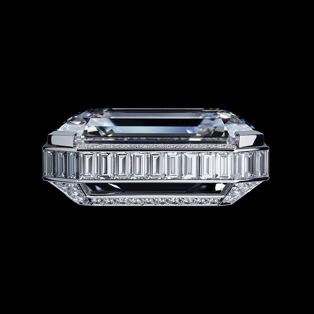 CHANEL's tweet photo. The 55.55-carat diamond cut to honor N°5’s one hundred years of celebrity is wrapped in a made-to-measure bezel of baguette diamonds that, when viewed in profile, reproduces the proportions of the stopper of the N°5 perfume bottle.
#CHANELHighJewelry #N5Collection https://t.co/8aWgIQi9XL