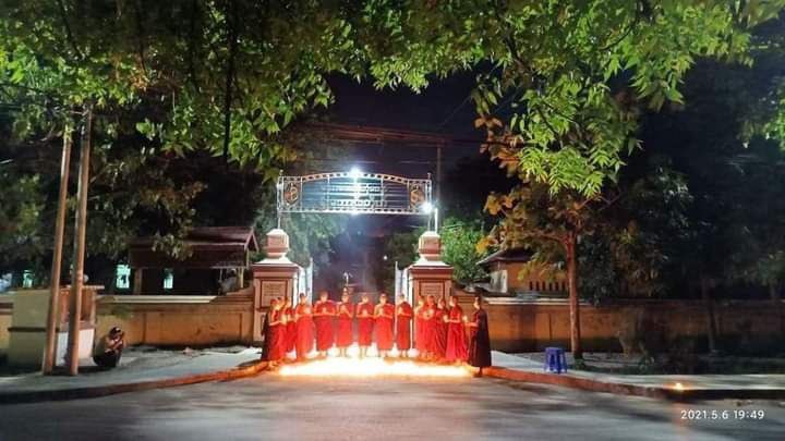 Mandalay: Buddhist monks from Mogaung Monastery, holding the candle lights tonight, prayed for the safety of the citizens who are facing terrorisms daily across the nation, and demanded for democracy.  #WhatsHappeningInMyanmar #May6Coup