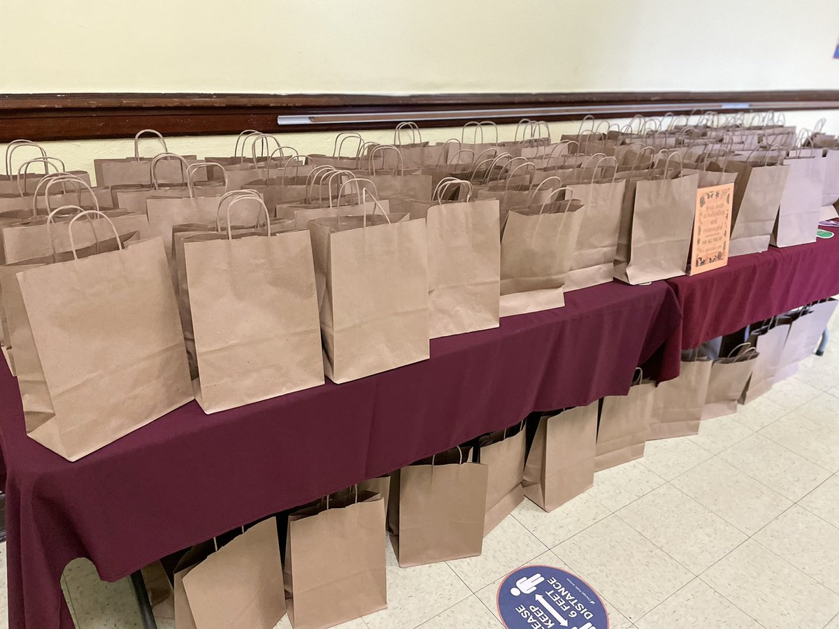 ariellejaecoops's tweet photo. Snacks, stickers, and sanitizer are brightening up this rainy Thursday morning. :) #ThankATeacher #TheBestAreWithCPS @BudlongSchool @BudlongChicago @ChiPubSchools @CpsEducator https://t.co/zh1HIhEvUl