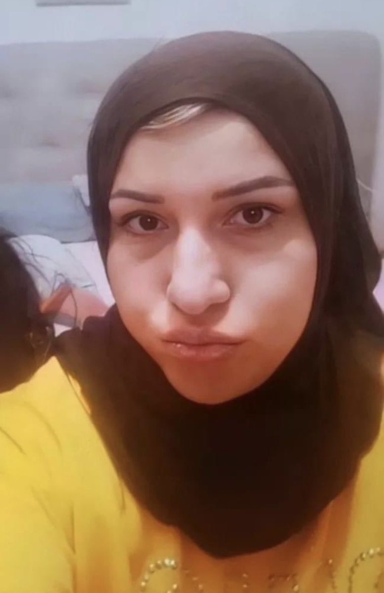 hugoclement's tweet photo. Chahinez Daoud, 31 ans, brûlée vive en pleine rue par son ex-conjoint. 

39ème féminicide de 2021. https://t.co/Rz2LK2oRS9