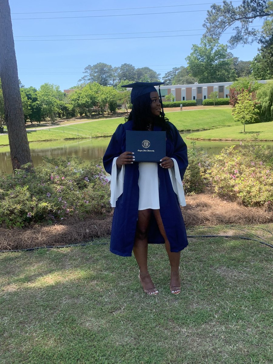 toprated_'s tweet image. cause im still so happy I finally graduated 🥺🥳🎓