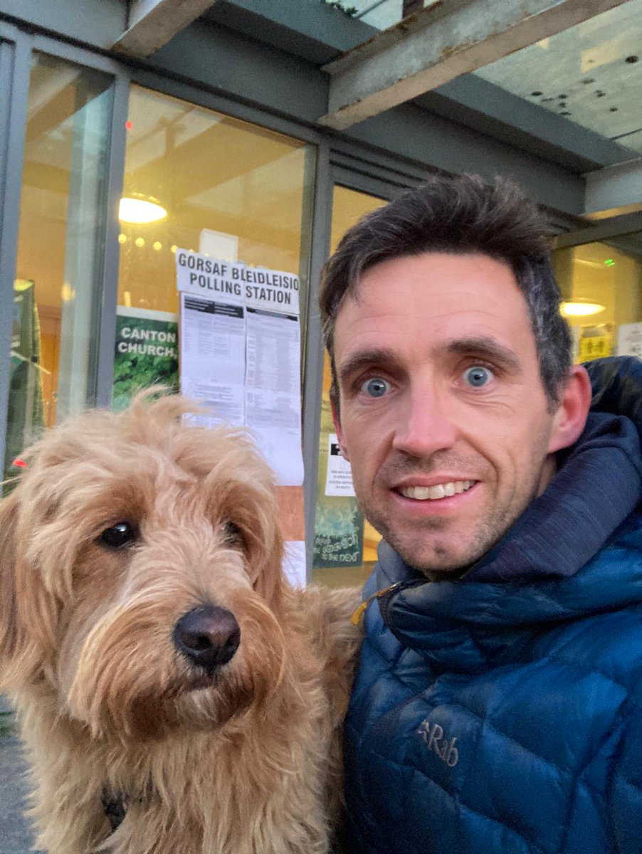 GwleidyddiaethYFro (@gwleidyddiaethf) on Twitter photo #dogsatpollingstations olaf ni o'r noson. Mr Williams <a href="/DugCaeredinYGBM/">Awyr Agored a DofE Ysgol Gymraeg Bro Morgannwg</a> a Beth y ci yn dweud "cyfle olaf pawb dewch ymlaen i bleidleisio" 🐕🦺✖ #dogsatpollingstations olaf ni o'r noson. Mr Williams <a href="/DugCaeredinYGBM/">Awyr Agored a DofE Ysgol Gymraeg Bro Morgannwg</a> a Beth y ci yn dweud "cyfle olaf pawb dewch ymlaen i bleidleisio" 🐕🦺✖