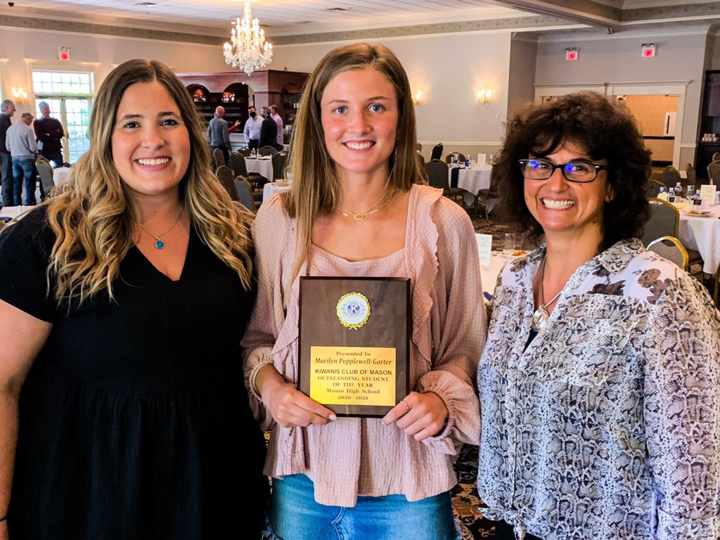 Loved getting to celebrate the <a href="/MHSComets/">Mason High School</a> Kiwanis Student of the year today. @popplewellm1333 is one of a kind and so deserving of this award! <a href="/MHSGirlsBBall1/">Mason Comets Girls Basketball</a> <a href="/MasonGirlsVball/">MasonGirlsVball</a>