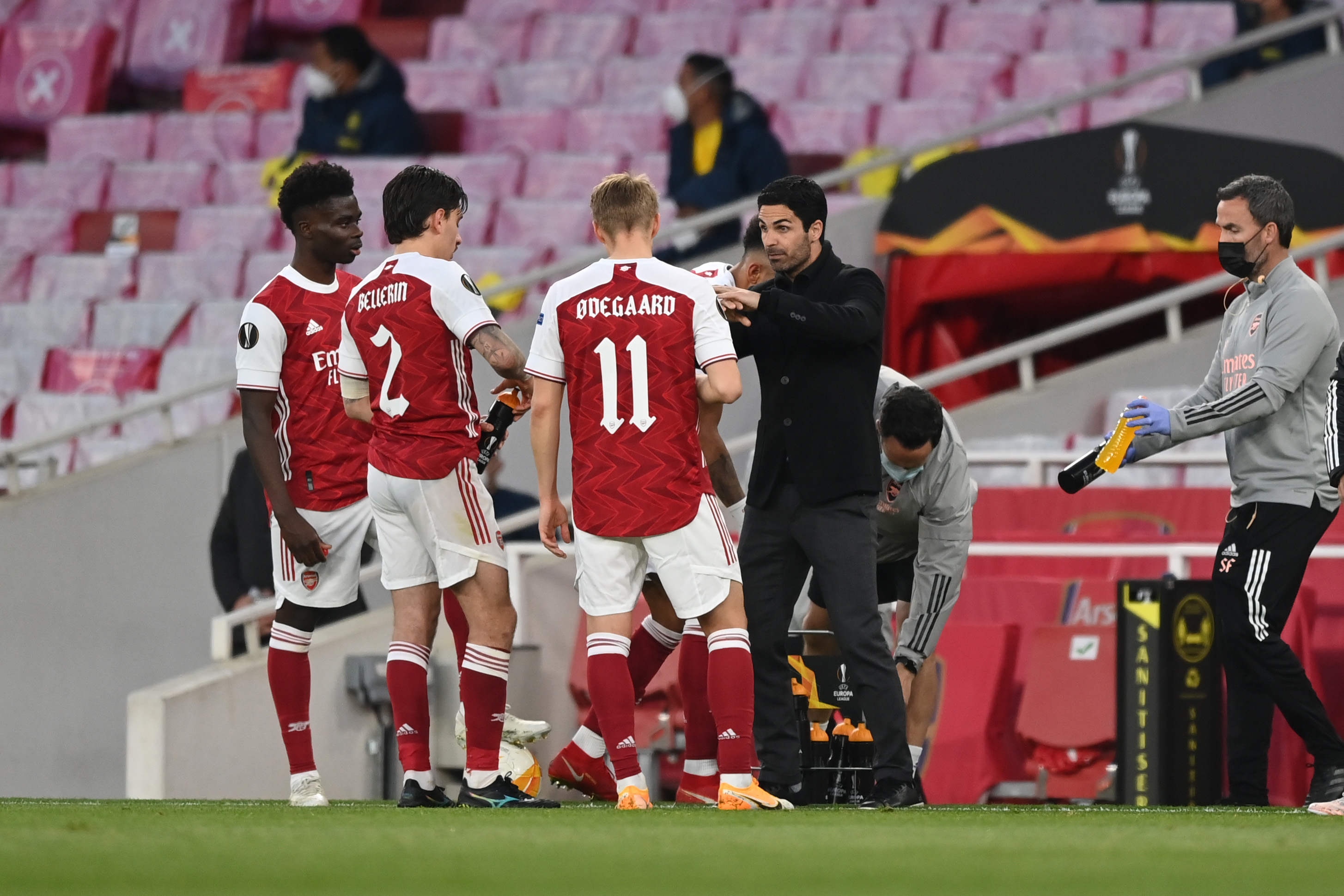 Mikel Arteta speaks to his players