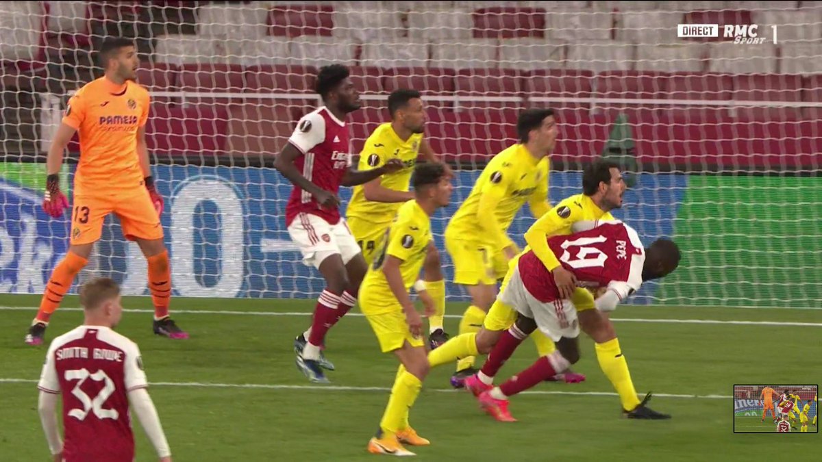 afcstuff's tweet photo. Nicolas Pepe wrestled to the ground by Dani Parejo inside the box. 🤔 #afc https://t.co/0QW8Mx9YGw