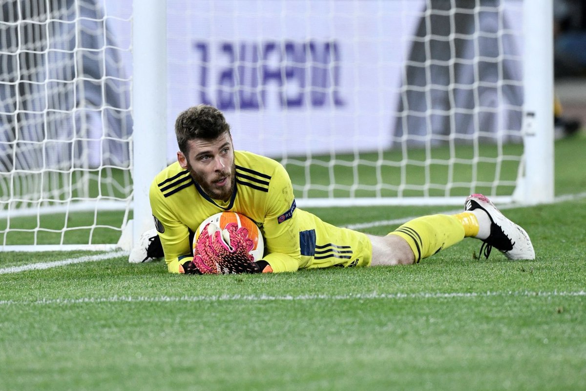 Olaiturn_'s tweet image. De Gea made 10 saves tonight, 9 was from inside the box. Form is temporary, class is permanent.. Dave's still got it.. #ROMMUN