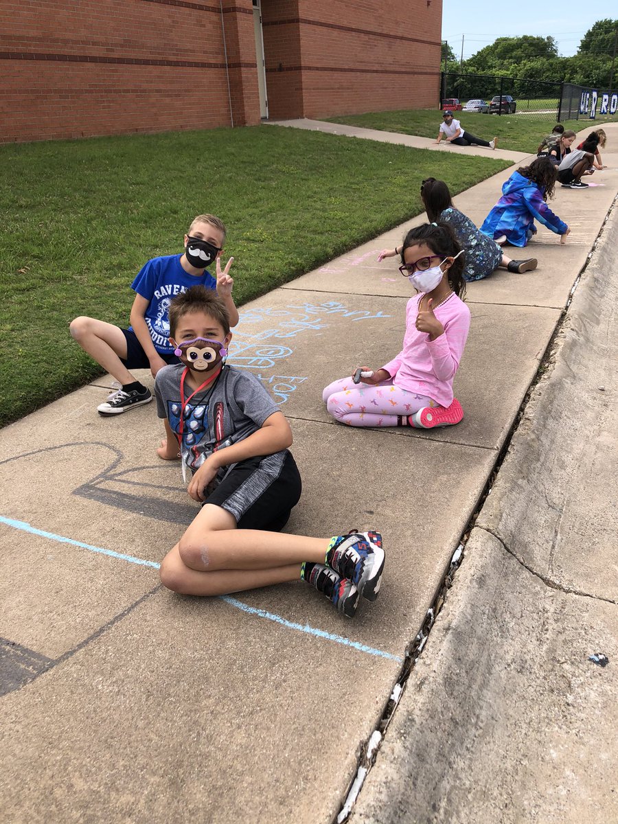 MissKaresh's tweet image. Releasing our butterflies and then drawing the butterfly life cycle with chalk! 😍🐛🦋#creatinglearningexperiences @RogersFrisco