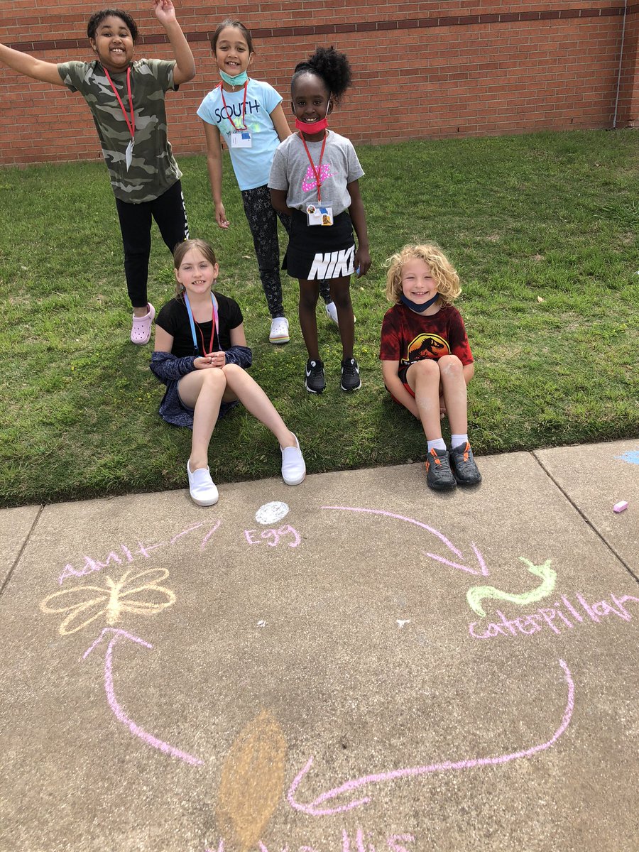 MissKaresh's tweet image. Releasing our butterflies and then drawing the butterfly life cycle with chalk! 😍🐛🦋#creatinglearningexperiences @RogersFrisco