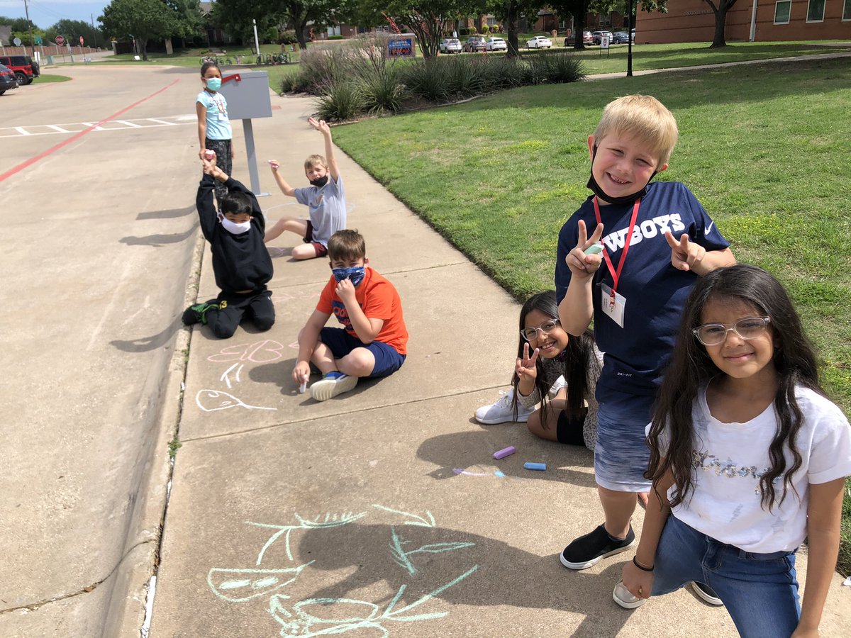 MissKaresh's tweet image. Releasing our butterflies and then drawing the butterfly life cycle with chalk! 😍🐛🦋#creatinglearningexperiences @RogersFrisco