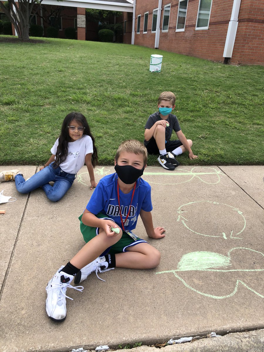 MissKaresh's tweet image. Releasing our butterflies and then drawing the butterfly life cycle with chalk! 😍🐛🦋#creatinglearningexperiences @RogersFrisco