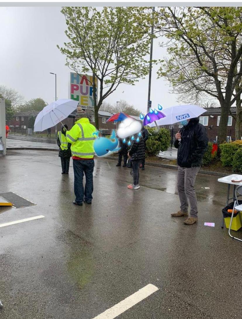 Wat a brilliant team, vaccinating at the pop up clinic in Harpurhey, braving the cold and wet weather.  Managed to vaccinate 261 doses today 👏🏼👏🏼 #COVID19Vaccine @HealthyMcr @planthillclinic @xxLozTSxx @ajaykarigiri @ManchesterHCC