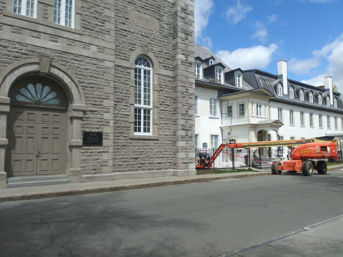 UH OH ! La maison blanche se refait une beauté ! 
Pour aujourd'hui et demain, les 6 et 7 mai, il est préférable d'appeler avant de venir visiter le Musée ! 
Samedi et Dimanche, la portée principale sera accessible ! #musée #rénovations #patrimoine #troisrivieres