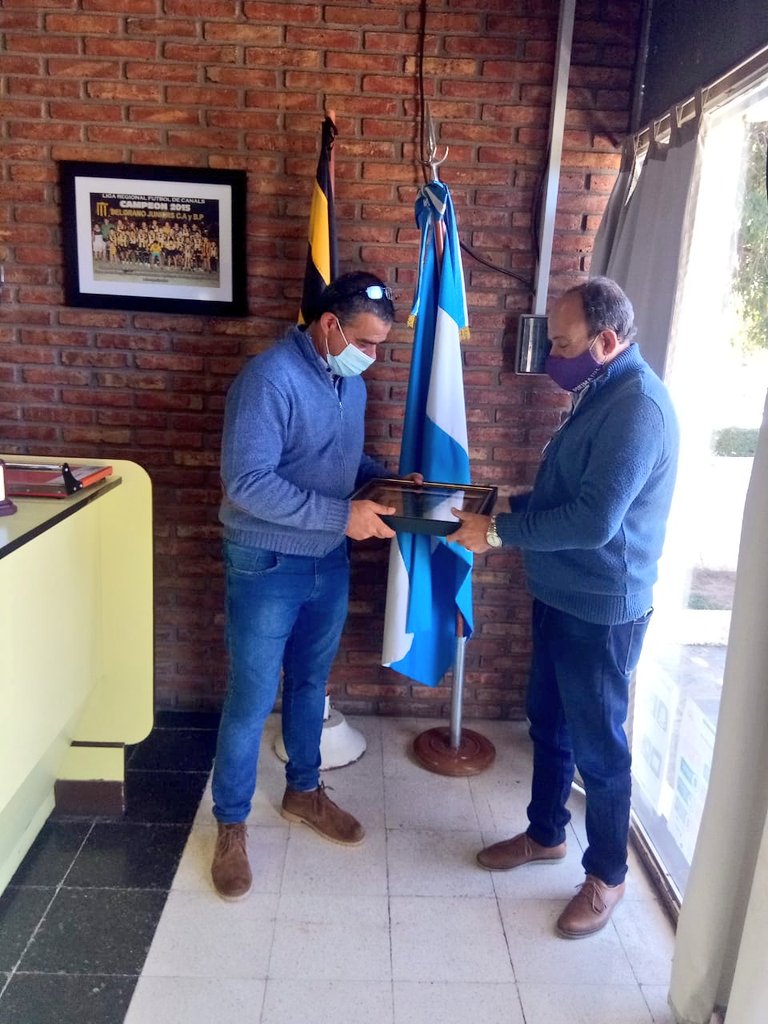 PikiMajul's tweet photo. 🎂 ¡Felices 100 años de vida institucional a los clubes de #AriasCba, sur del #departamentoMarcosJuárez!
✍️ Entregué placas recordatorias de las Declaraciones que promovimos con Juli Rinaldi en la #LegislaturaCBA2021 a directivos de Belgrano Juniors y de Arias Foot Ball Club. https://t.co/Wzjw8cB2eZ
