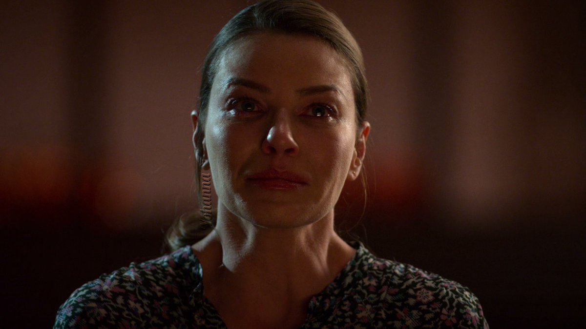 Just a little thread of appreciation for how beautifully Lauren portrayed Chloe in early S4. You could rly feel how much pain Chloe was in, not only struggling with the magnitude of the reveal (trying to reconcile the Devil persona with the  #Lucifer she knows... 1/6