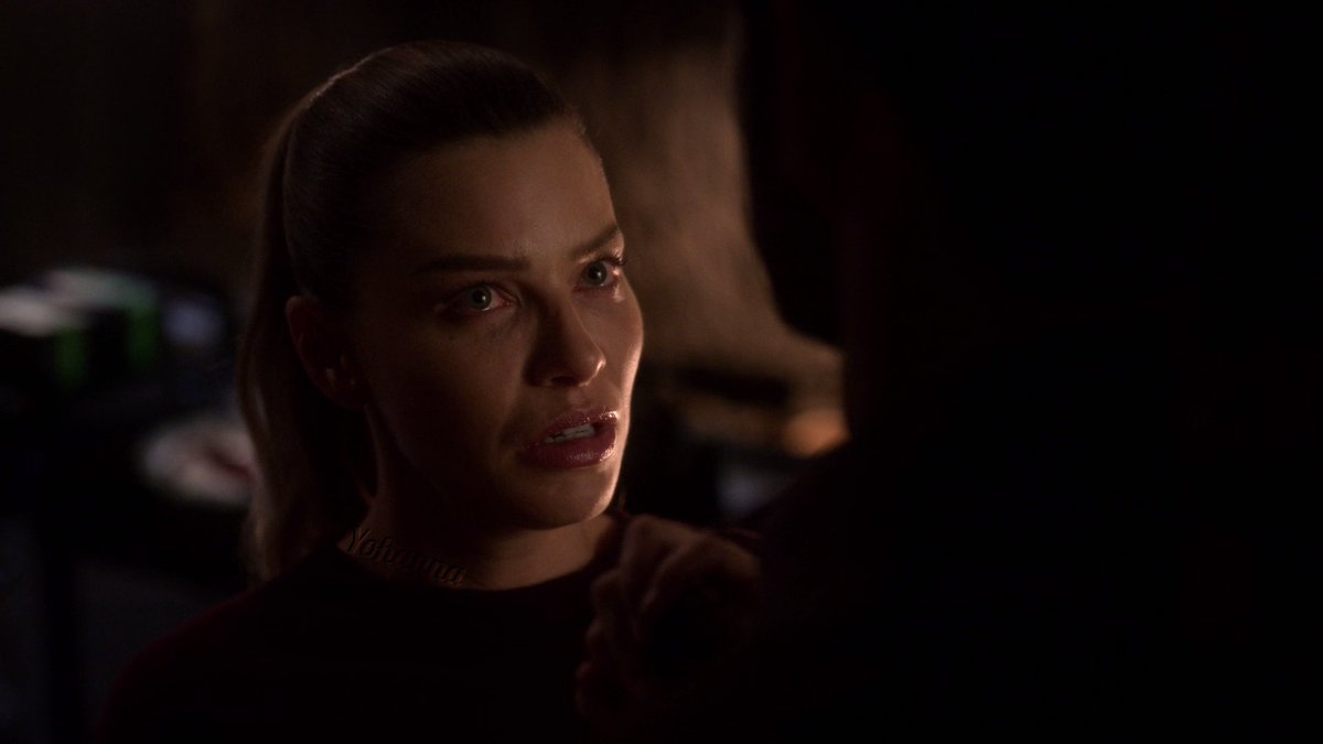 Chloe was always crying and I truly believe it was not bc of how scary the Devil was but more bc she knew in her heart that she was in love w/  #Lucifer and was in pain from having to go against her feelings. 3/6