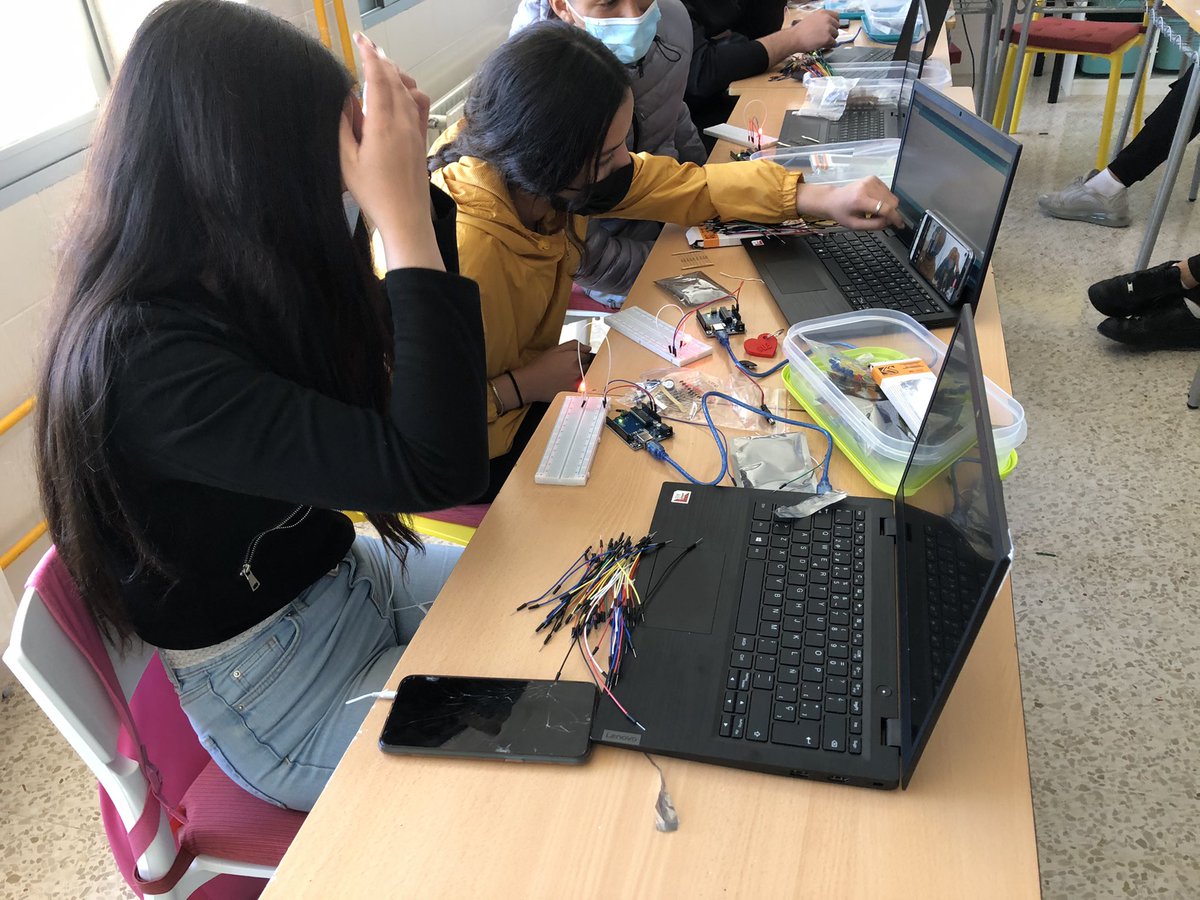 Labs4Opps's tweet photo. Los alumnos de 3ESO y 4 ESO trabajando con arduino!!! Han conseguido hacer su propio semáforo!! Ha quedado chulísimo!! #alacantlab https://t.co/HwjLXqu2L4