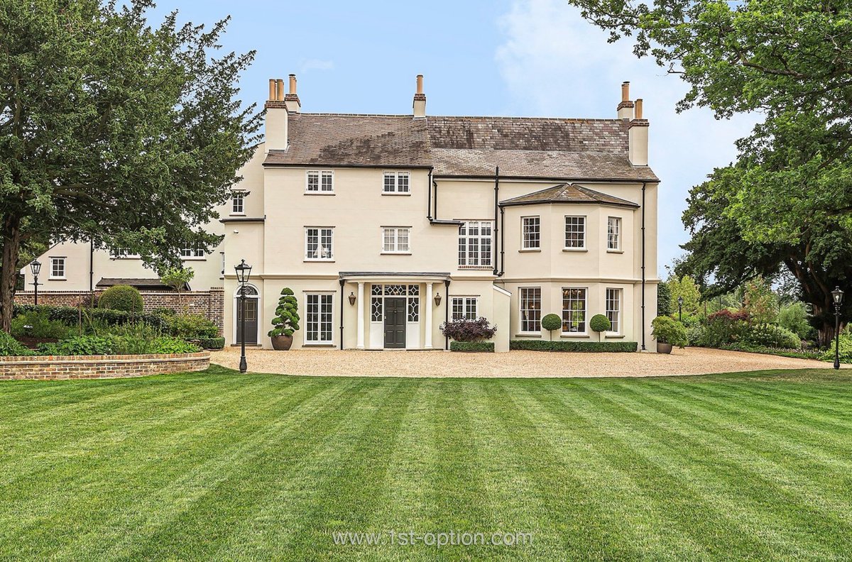 1stOptionBooker's tweet photo. This week's Hot Property is the glorious, Grade II listed Georgian country house - Berkhamsted. The marvellous 8-bedroom property is perfect for small and large productions and available to hire right now! 
#1stoption #locationagency #interiordesign #interiorstyling #homedecor https://t.co/zD0yLAfjyn