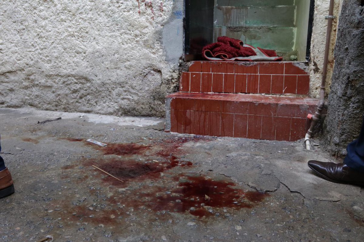 vozdacomunidade's tweet photo. Casas invadidas. Moradores agredidos. Policiais confiscando telefones da população local. Muitos projéteis pelo chão. Ao menos 25 mortes devido à operação policial nesta quinta-feira (6) no Jacarezinho, no Rio. #ChacinaDoJacarezinho https://t.co/G7AE8d5T7r