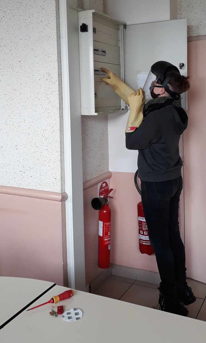 Travail sur la sécurité, 
Les Brevets Professionnels menuisier(e)s  ont suivi la formation "habilitation électrique BS".
Objectif :  prévention du risque électrique dans le cadre professionnel. En complément, initiation à la manipulation des extincteurs.
#apprentissage <a href="/FRMFR_PDL/">MFR PDL</a>