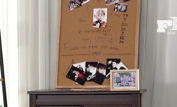 when jimin moved all the members at the bottom except taehyung where he put at the center and wrote “world’s most handsome competition winner”