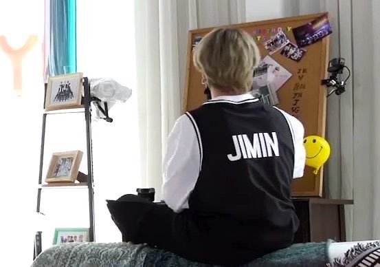 when jimin moved all the members at the bottom except taehyung where he put at the center and wrote “world’s most handsome competition winner”