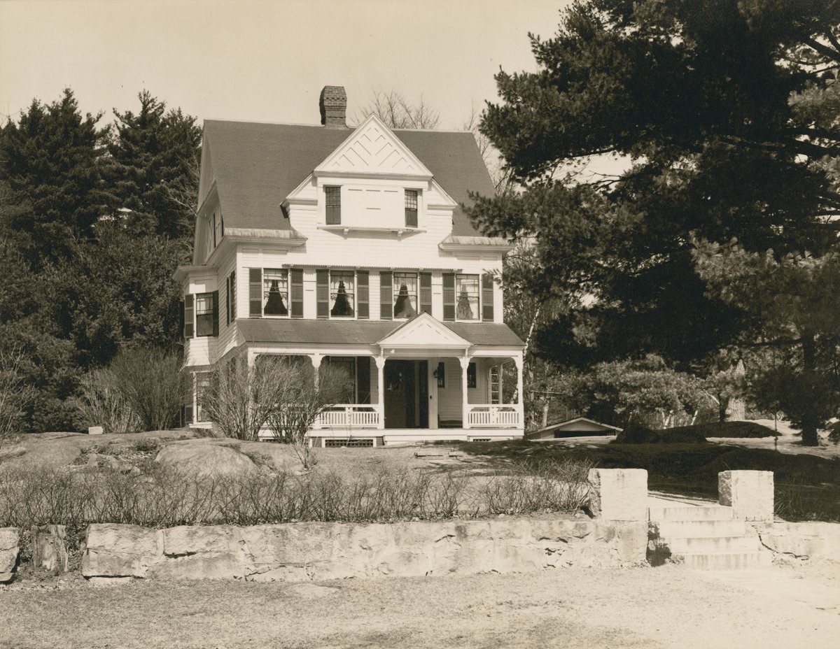 OhrstromLibrary's tweet photo. This photograph shows the Drumm Cottage from the front. It was built in 1894 and belonged to Rev. T. J. Drumm. It was given to School in 1911 and used as faculty housing. #TBT #ThrowbackThursday #ConcordNH https://t.co/GRvoGvHhGU