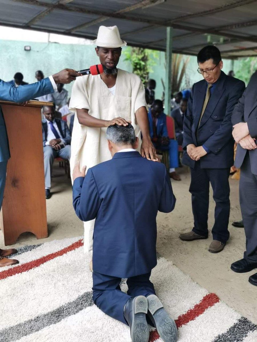 GraceAMM's tweet image. Avant de mourir, William Branham a dit : "Un jour, l'Afrique enverra des missionnaires à l'Amérique". Mais les africains noirs ayant rejeté leur prophète Kacou Philippe, ce sont des blancs que l'Afrique envoie à l'Amérique. L'incrédulité n'arrête pas le plan de Dieu.