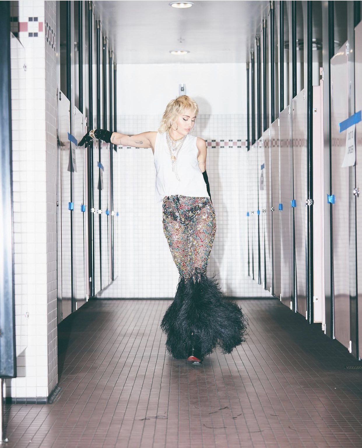 X 上的Miley Cyrus：「Everyone in line in the bathroom. Trying to get a line in  the bathroom. https://t.co/r0NFN6MQsK」 / X