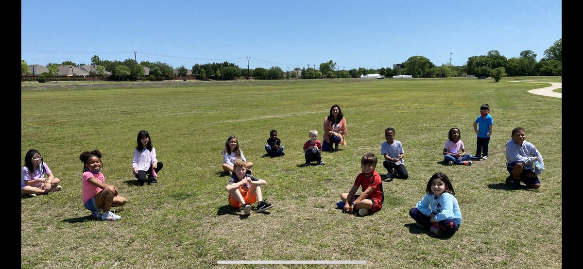 Mrsrobs2's tweet photo. Butterfly Release AND a class photo! BEST DAY EVER!! This teacher’s heart could burst! @SonntagElem @Sonntag_Second @BrookeRod519 https://t.co/ZTJWSeXdq4