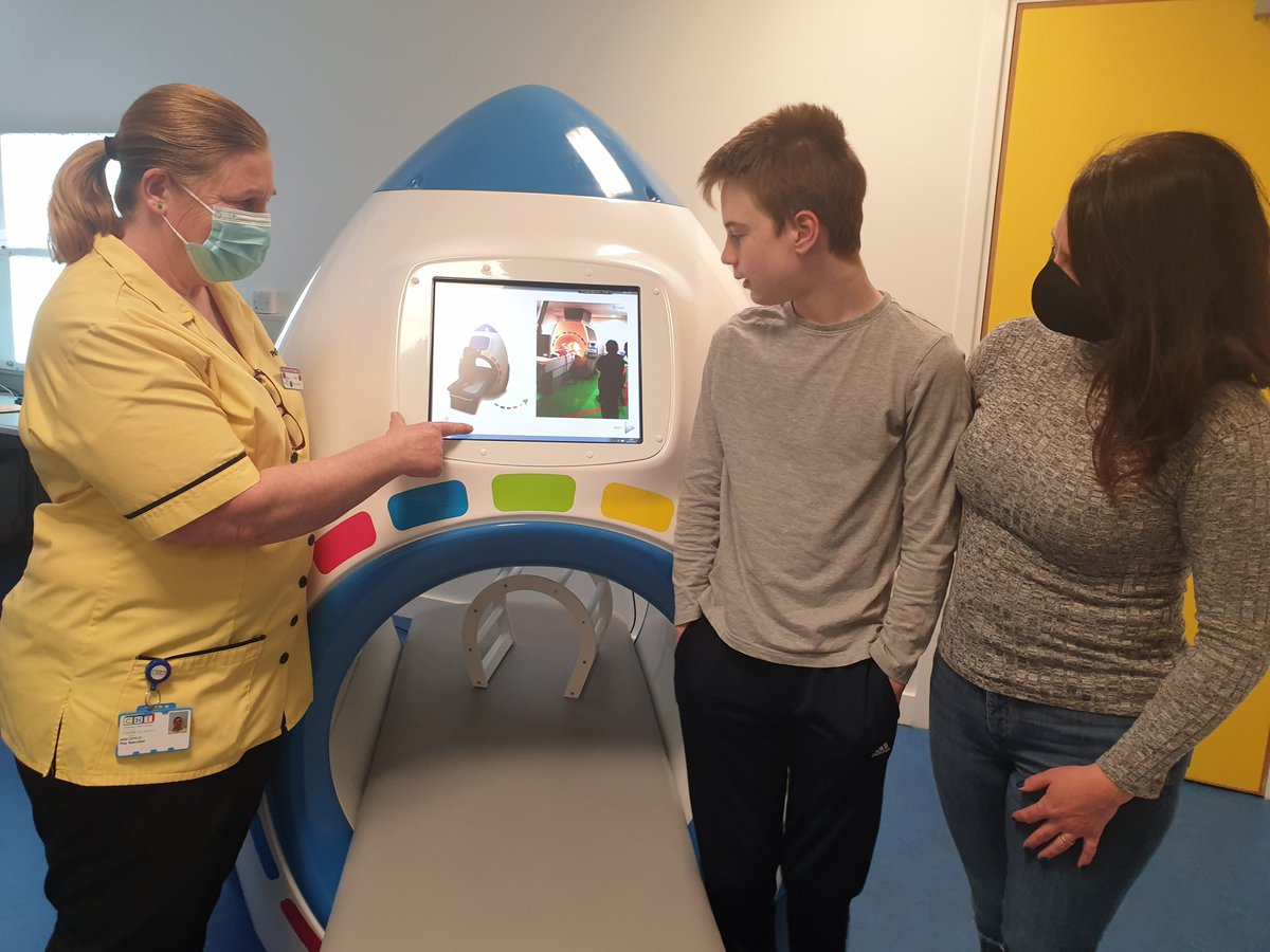 A virtual ✋ to @CHIatCrumlin Play Specialist Ann Coyle who is a master of using her play & distraction skills to allow our clinical teams to treat our patients

Ann shows our patient Tristan and his Mum our MRI simulator to allay any fears or discomfort
#LearningfromExcellence