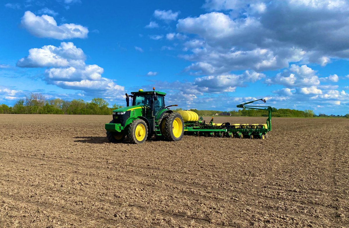 Channel_Mich's tweet image. Rain delay in Michigan today but luckily we had some beautiful weather yesterday to get a @ChannelSeed corn and an @BayerTraits XtendFlex soybean plot planted in SE Michigan. Time to flex those muscles 💪🏻 #plant21 #seedsmanshipatwork @RRXtend