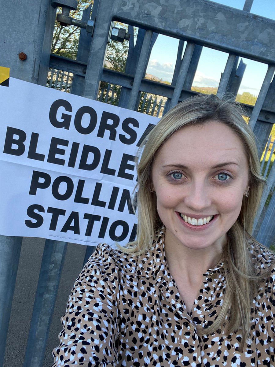 GwleidyddiaethYFro (@gwleidyddiaethf) on Twitter photo Miss Evans <a href="/daear_ygbm/">Daearyddiaeth YGBM</a> wedi ffindio'i ffordd i'r orsaf pleidleisio. Daeth y cwmpawd yn handy👀😂 Miss Evans <a href="/daear_ygbm/">Daearyddiaeth YGBM</a> wedi ffindio'i ffordd i'r orsaf pleidleisio. Daeth y cwmpawd yn handy👀😂