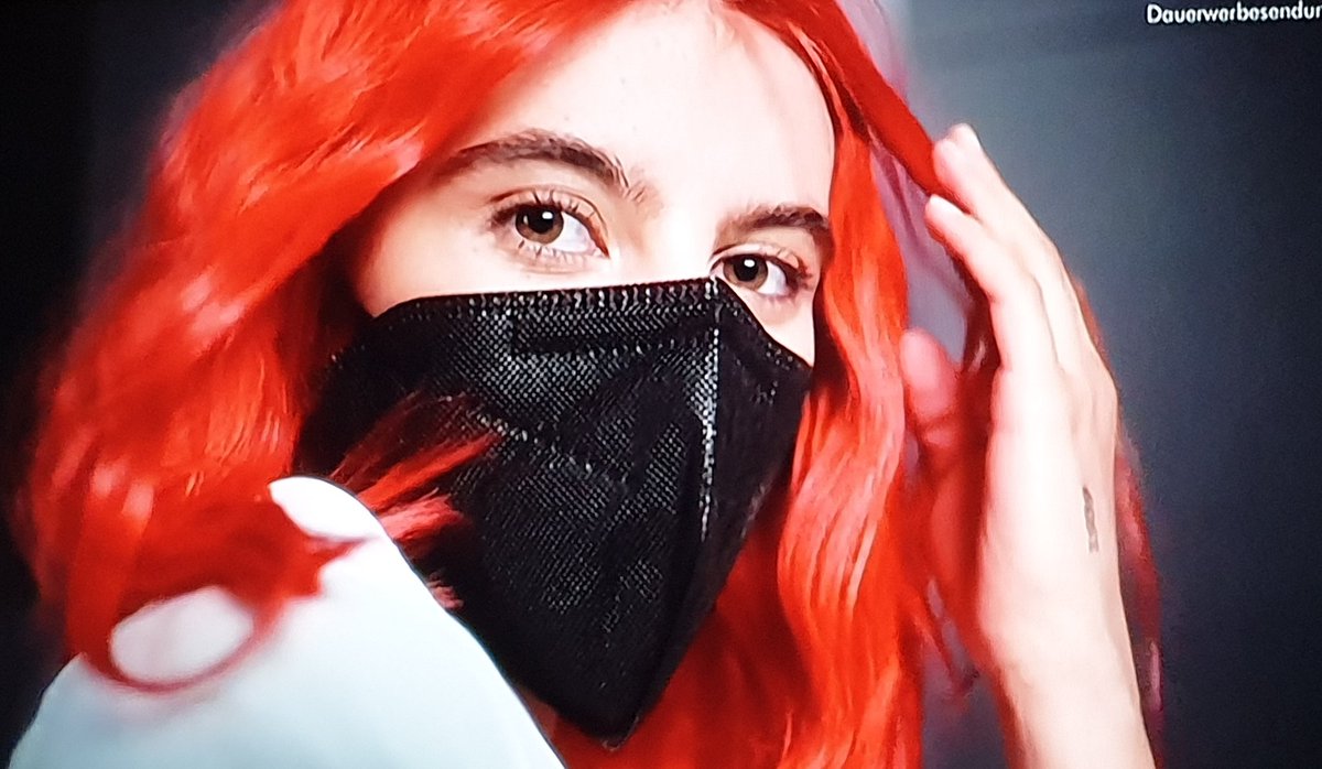 mrdanielias's tweet photo. Wer kennts nicht? Daheim beim Haare stylen 'ne Maske tragen #GNTM https://t.co/APeKKlWXtq
