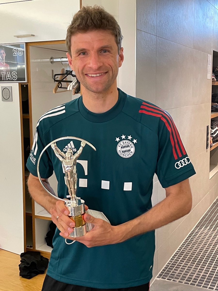 Da ist das Ding! 😀🏆
#Laureus21 #TeamOfTheYear #2021 #FCBayern #esmuellert #MiaSanMia