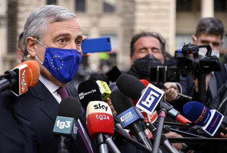 Iperbole_'s tweet photo. Il coordinatore di FI, Tajani: "La famiglia senza figli non esiste. La donna si realizza pienamente con la maternità".

Ha offeso le coppie senza figli (che RESTANO famiglia) e quelle donne che sono PIENAMENTE REALIZZATE anche senza figli.

Abbiamo una destra pessima e pericolosa https://t.co/WdmSaILYw1
