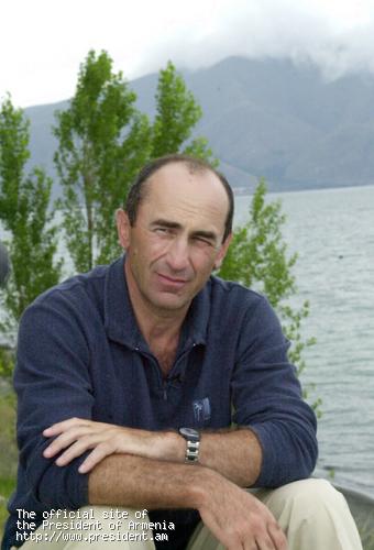 5 : Robert Kocharian (Armenia) : Like a decent proportion of Caucasian men, he looks just like the other Robert (De Niro). Very cool body hair game : strong eyebrows, owning his baldness, showing off just enough forearm