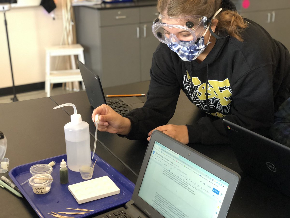 Robynlv's tweet photo. #SidewaysScience is testing pH levels of two solutions and they become more concentrated #Rainbows 🌈 https://t.co/22jMCywrHD
