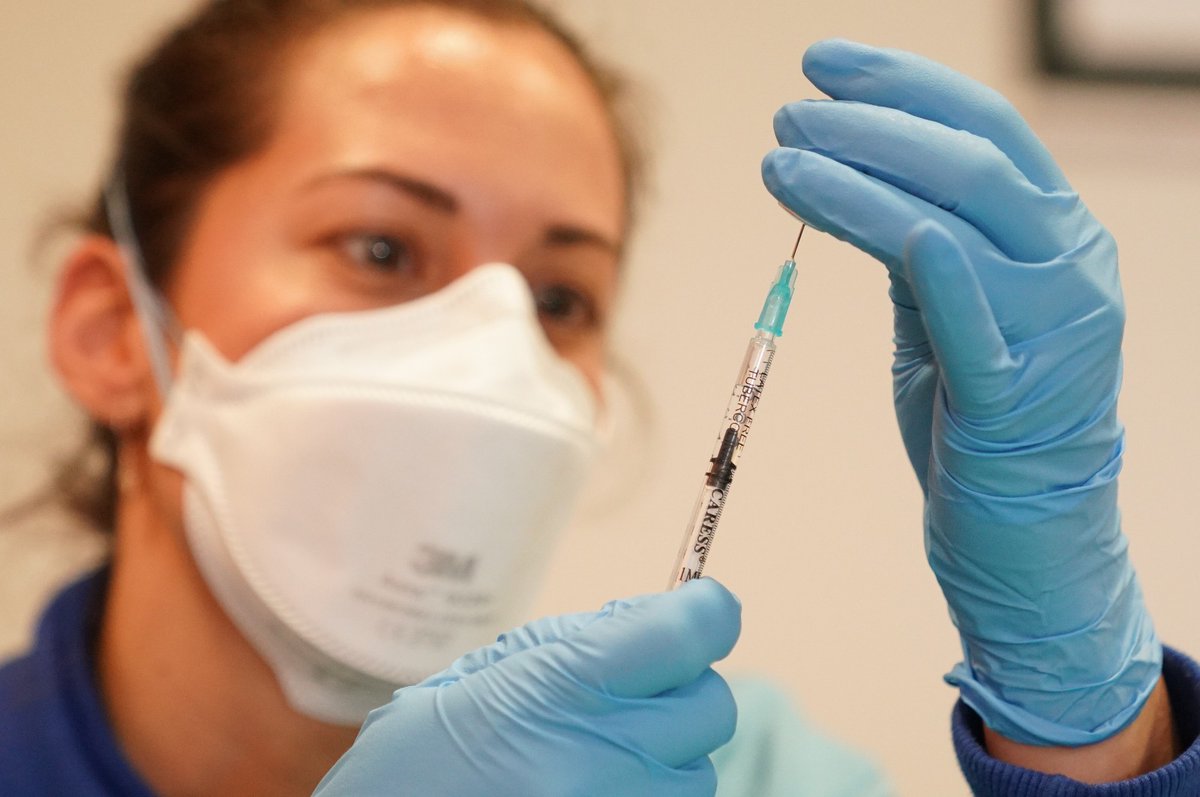 AndaluciaJunta's tweet image. 💬 @JuanMa_Moreno: Las fases estarán vinculadas al nivel de #vacunación que vayamos alcanzando (si se cumplen las previsiones en el envío de #vacunas).
1⃣ Fase Estabilización: desde el 9 de mayo.
2⃣ Fase Avance: desde el 1 de junio.
3⃣ Fase Normalización: desde el 21 de junio. ✅