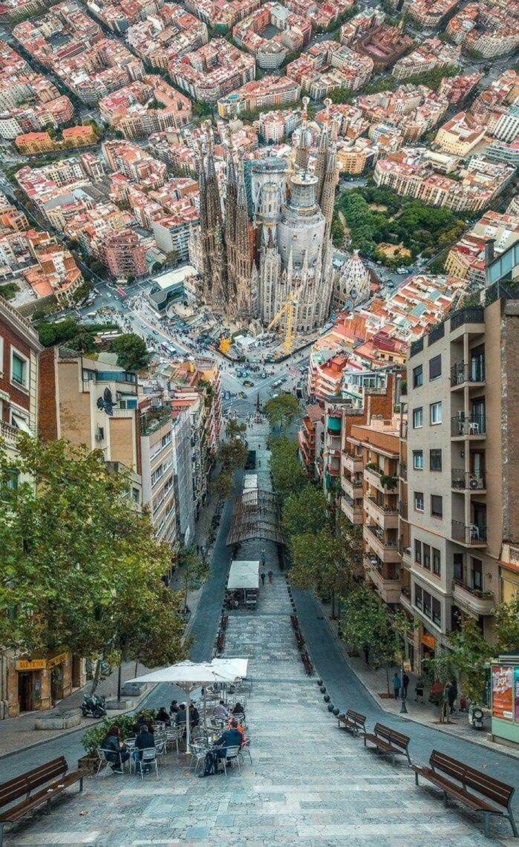Finally, Full-sized Vertical Photos on Twitter. 
Barcelona. Inception-style photo.