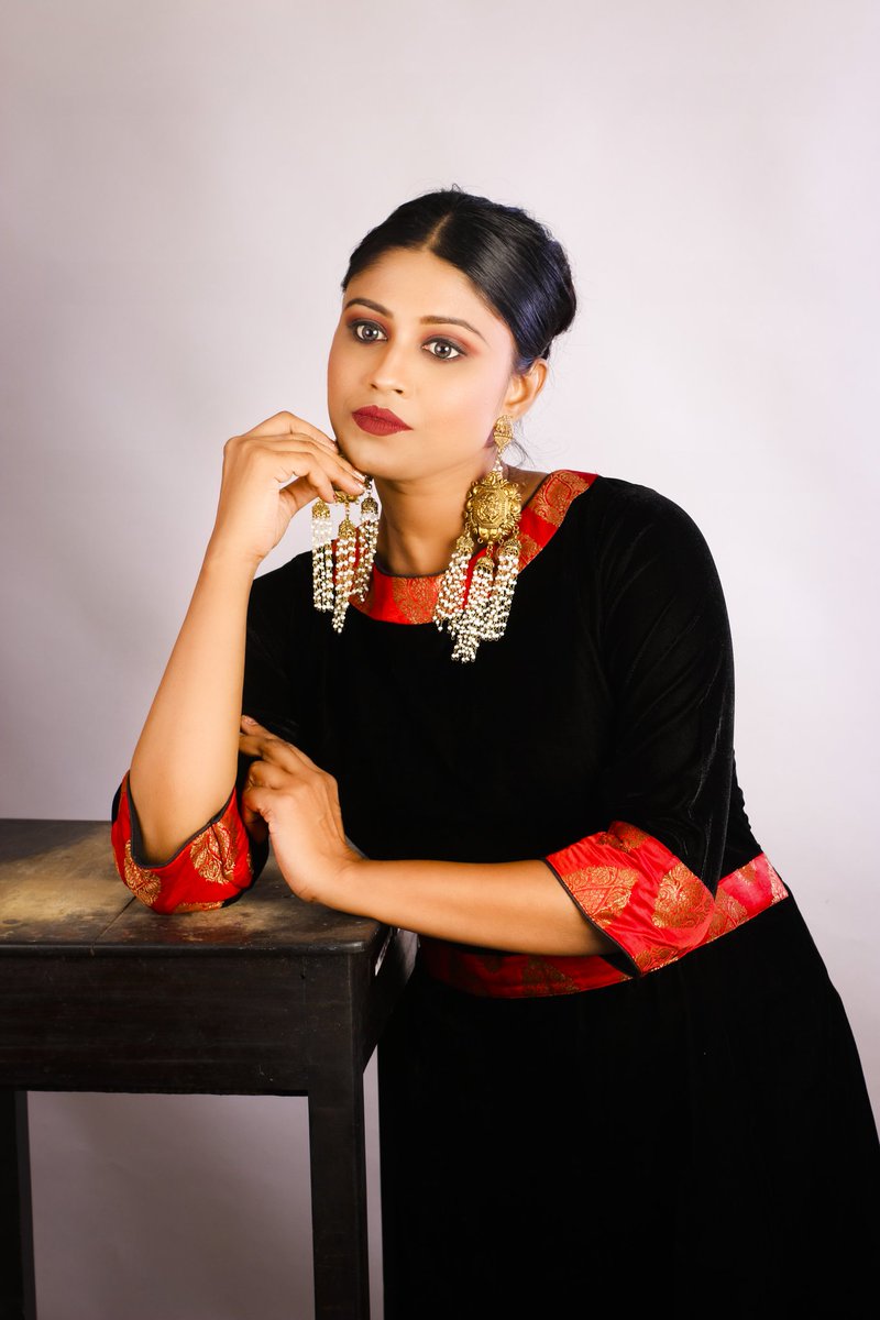 Elegant in black.
#fashionweek #blackgown #sabyasachilook #shootformagazine #heavyjewellery #kolkatamodels #indowestern #glammakeup #fashionmodel #PicOfTheDay