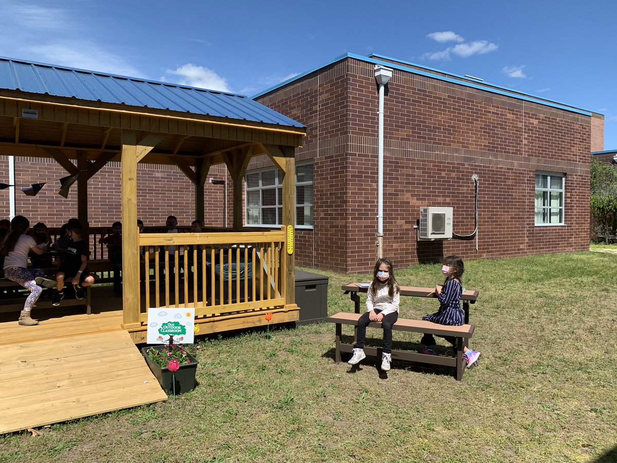 guricomps's tweet photo. It was FUN learning about sound in our outdoor classroom. https://t.co/CU0P03xNjh