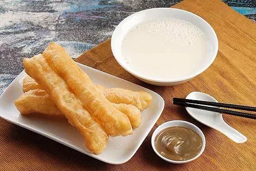 balearestb's tweet photo. Curiosidades de China...¡también comen churros! ¿lo sabías? desde luego los que nos enseñan @theirislandbeyond tienen super buena pinta https://t.co/SAonBAYMAV