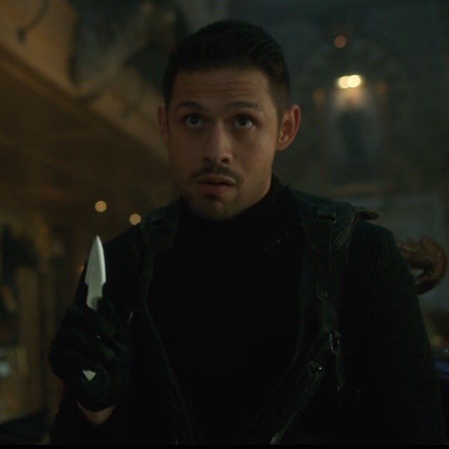 a thread onto why diego hargreeves from the umbrella academy is bisexual, a thread 