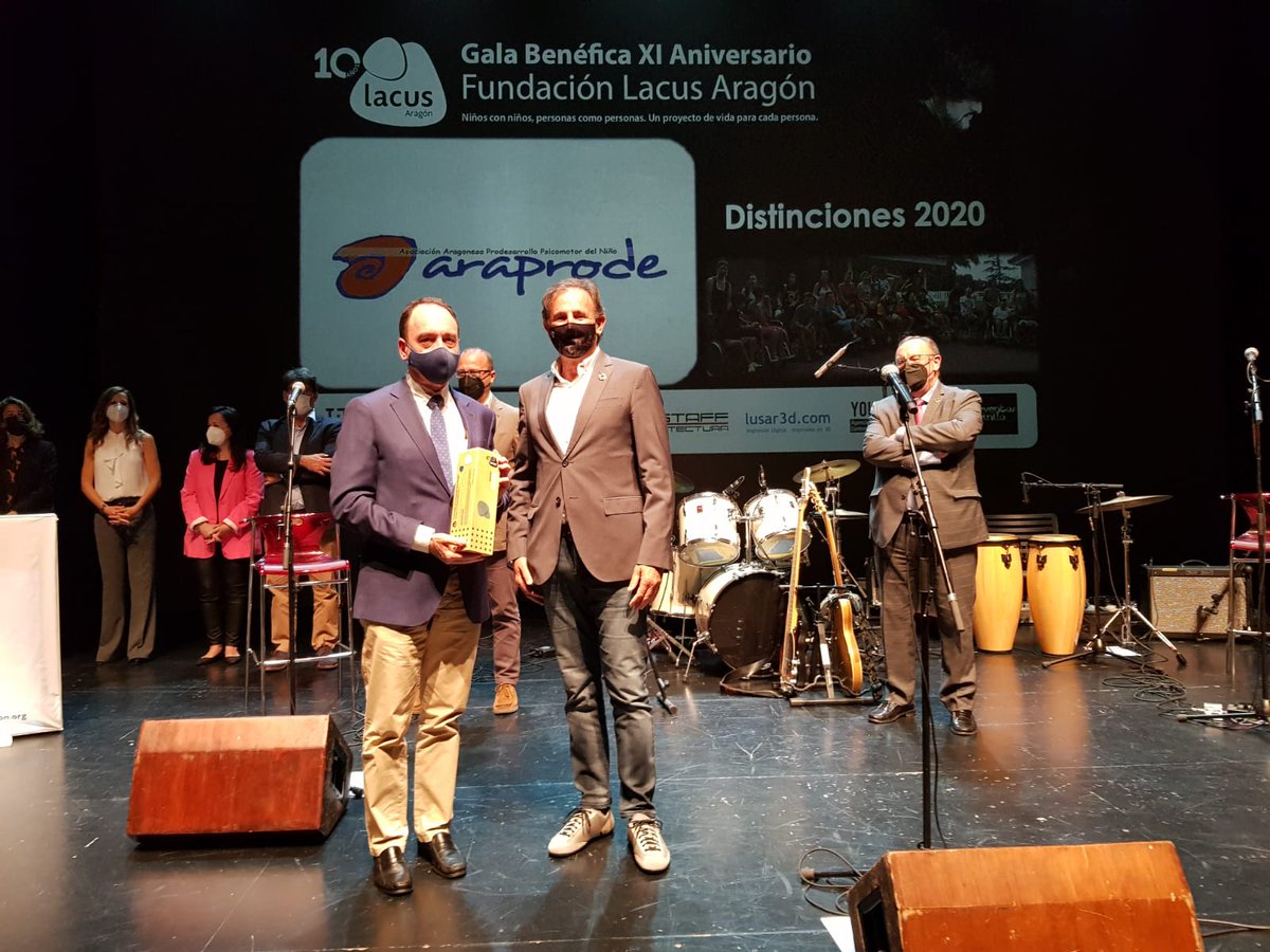 GobAragon's tweet photo. 🎂 El consejero de Educación, @felipefaci, ha hecho además entrega a @SpecialAragon de una de las distinciones 2020 que otorga @lacusaragon. Otros galardonados han sido @angelmanasa y #Araprode ¡Enhorabuena a todos 👏👏!
#DiscapacidadIntelectual #Inclusión #Educación https://t.co/h3vu8SqTkE