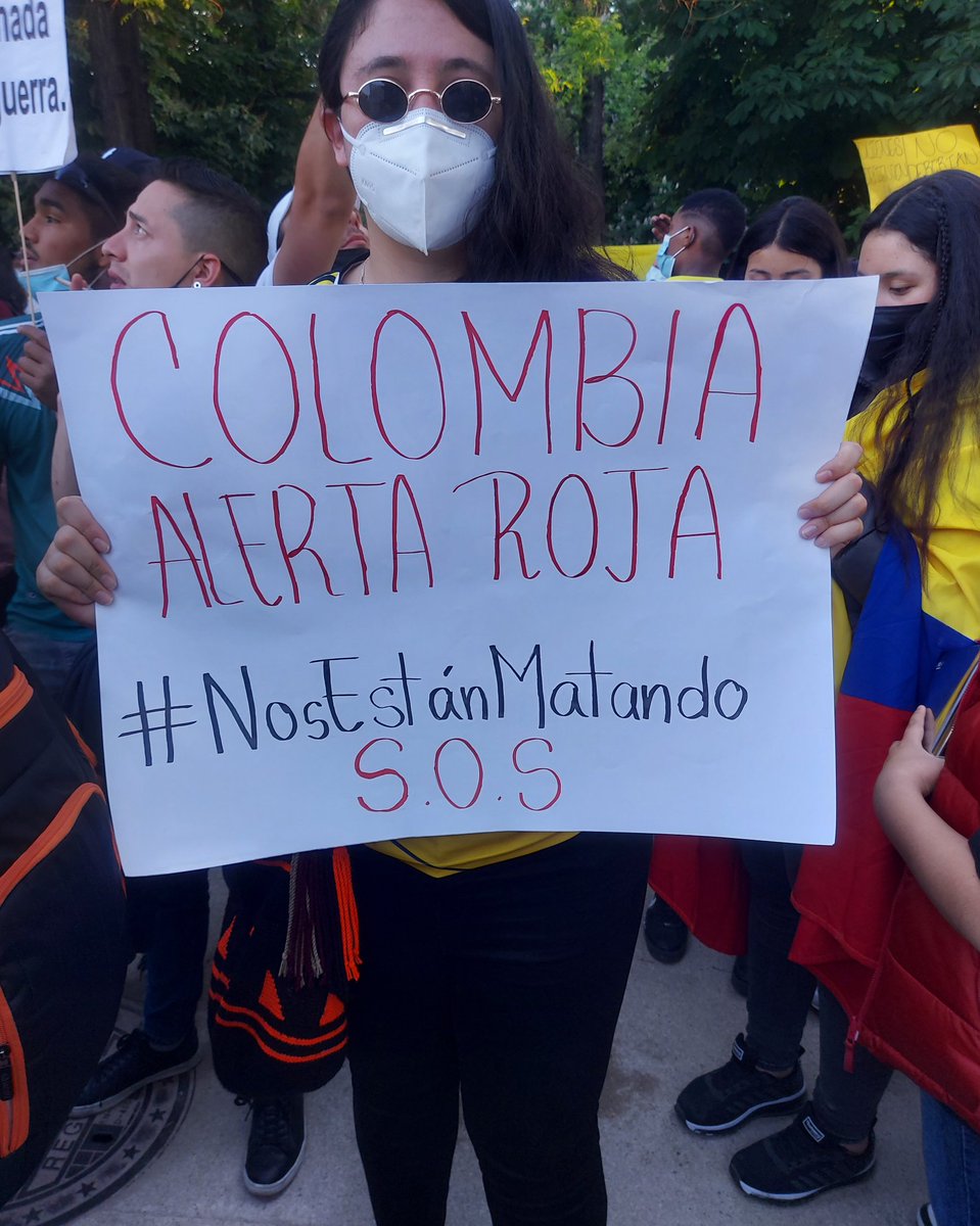 mcamicastro's tweet image. Colombia! Una sola voz #NosEstanMatandocolombia #SOS