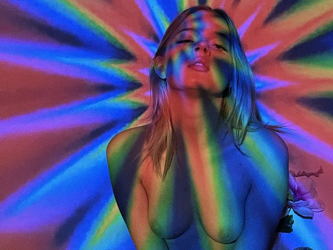 Only fans is on sale for $3 right now get it while it&rsquo;s hot  https://t.co/KZtfLgi283 https://t.co/Wb