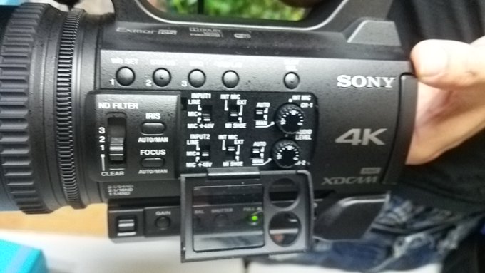 Z150とかNX5とかワイコンつけてリングライト付けてぶん回してたな.... https://t.co/Cq1w5QhLbR