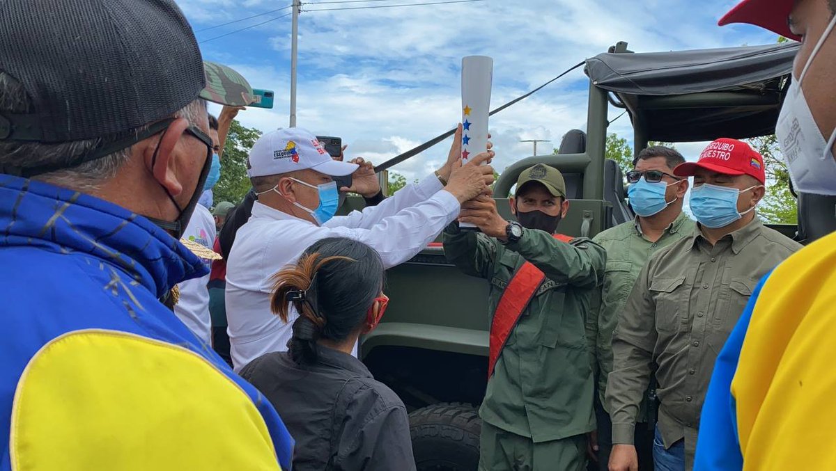 #EnFotos 📸 | ¡Rumbo al Campo de Carabobo! La Antorcha Libertaria y Bolivariana continúa recorriendo el país iluminando con su Fuego Patrio, esta vez por el municipio Caroní del edo Bolívar. Vía 👉@OviedoPSUV #ProtejamosLaVida