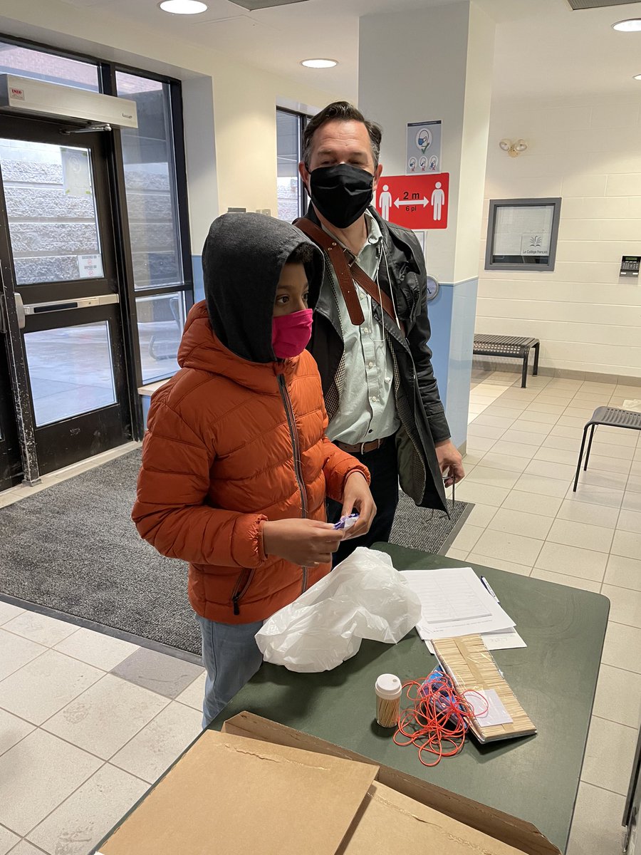 Dans le cadre d’un projet sur les structures, les élèves de la 7e sont venus récupérer leurs kits pour leurs structures/ponts , préparés par Mme Mian et M. Ricard #Éducation #Créativité